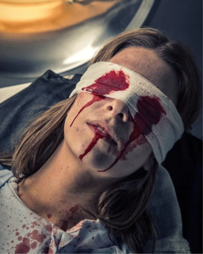 Mujer con los ojos vendados y sangre